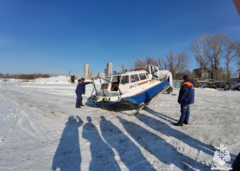 Спасатели продолжают поиски 8-летней девочки на Оби — видео