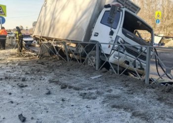 В Бердске в результате лобового столкновения тяжело пострадал водитель «ГАЗели»