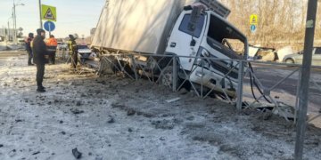 В Бердске в результате лобового столкновения тяжело пострадал водитель «ГАЗели»