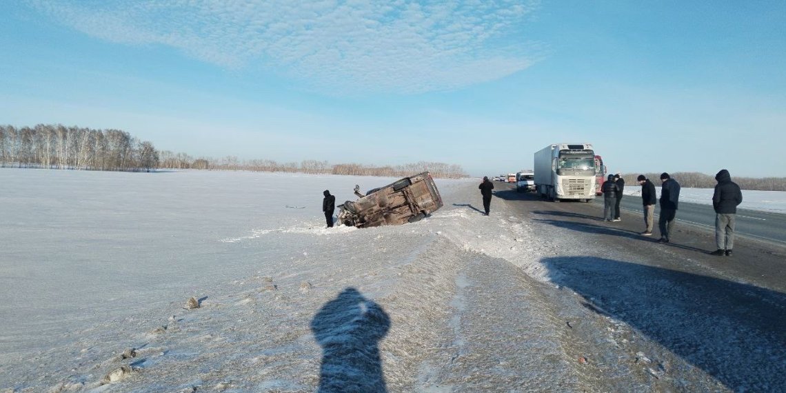 Смертельное ДТП: ВАЗ вылетел на встречку и врезался в фуру на Северном объезде