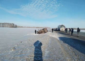 Смертельное ДТП: ВАЗ вылетел на встречку и врезался в фуру на Северном объезде