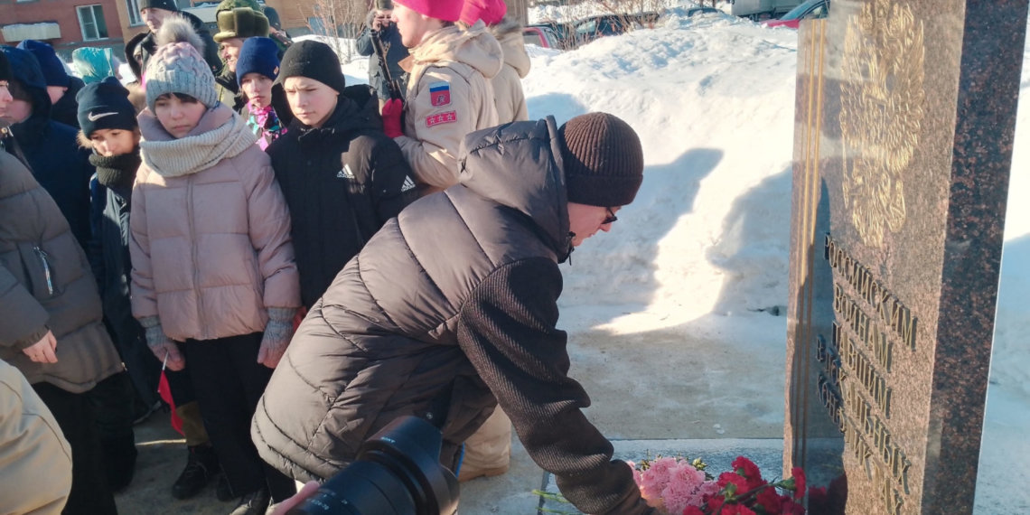 В Новосибирске почтили память воинов-интернационалистов в сквере у школы №140