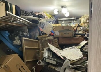 Пенсионер захламил квартиру в Новосибирске и не пускал дочь-инвалида: пришлось вызывать приставов