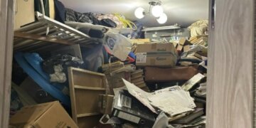 Пенсионер захламил квартиру в Новосибирске и не пускал дочь-инвалида: пришлось вызывать приставов