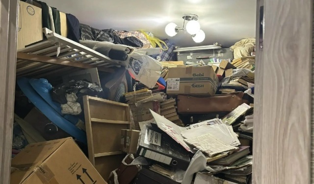 Пенсионер захламил квартиру в Новосибирске и не пускал дочь-инвалида: пришлось вызывать приставов