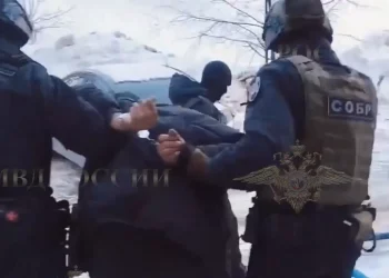 Угрожал и пытался поджечь квартиру: в Новосибирске задержали захватчика заложницы