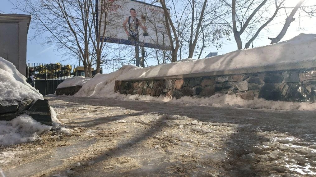 Тротуар провалился на ключевой улице левобережья Новосибирска