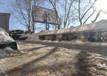 Тротуар провалился на ключевой улице левобережья Новосибирска