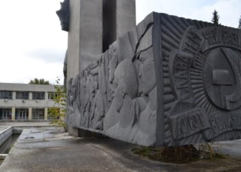 Монумент трудовой и боевой славы завода «Сибсельмаш» в Новосибирске получил статус объекта культурного наследия