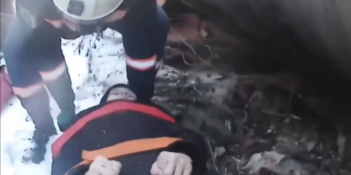 В Новосибирске ребёнок упал с труб, повредил ногу и провел два часа на морозе — его заметила прохожая