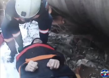 В Новосибирске ребёнок упал с труб, повредил ногу и провел два часа на морозе — его заметила прохожая