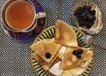 Новосибирский врач рассказала, кому противопоказаны блины