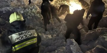 Снег сошел с крыши спорткомплекса и убил подростка в Югре