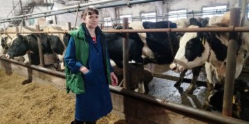 «Бурёнки узнают по голосу»: любовь сибирячки к животным приносит рекордные надои