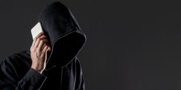 Выяснилось, кто чаще становится жертвой мошенников