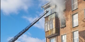 В Новосибирске при пожаре в пятиэтажке спасли пожилую женщину без сознания