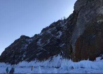 Трагедия на Байкале: под лёд ушёл УАЗ с туристами, спасатели нашли тела семерых