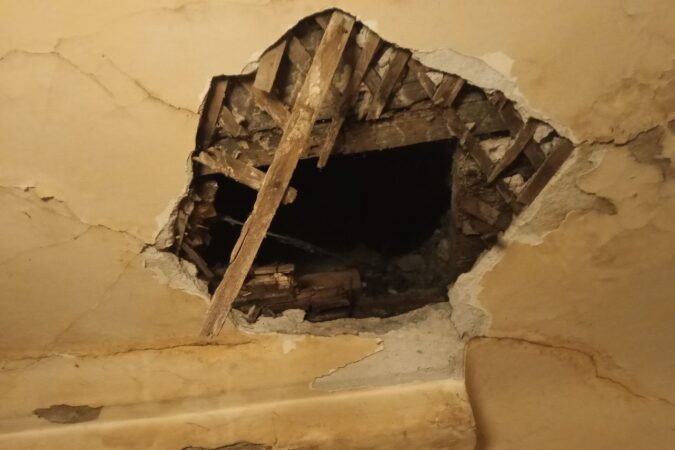 В квартире новосибирской двухэтажки обрушился потолок