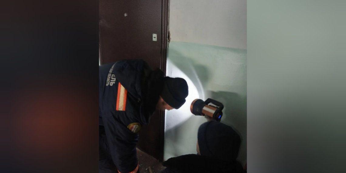 Тело 92-летней пенсионерки нашли спасатели в запертой квартире в Новосибирской области