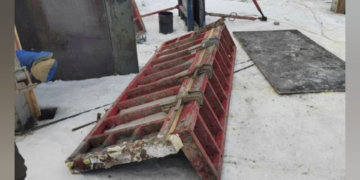 Металлическая опалубка упала на строителя в Новосибирске