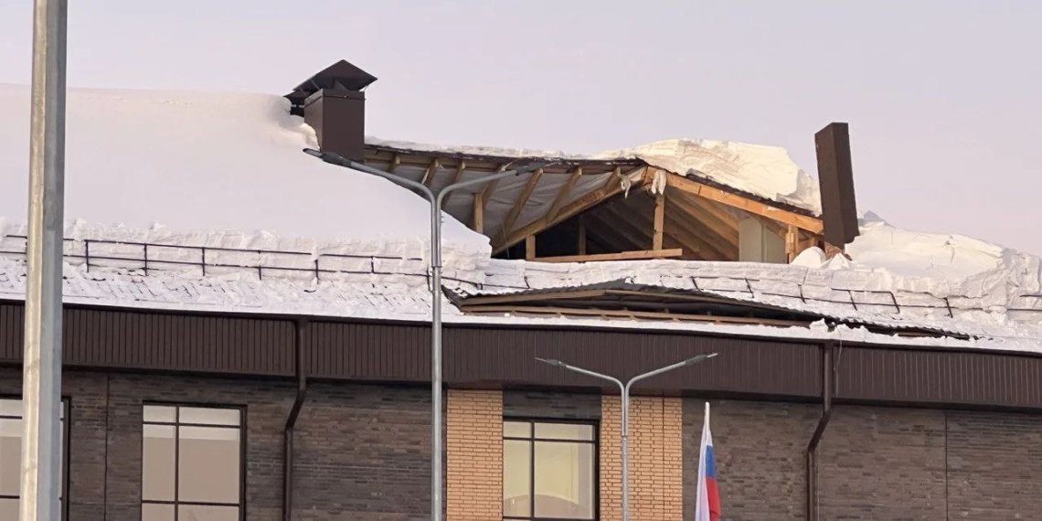 Частичное обрушение крыши произошло в новой школе в Новосибирской области