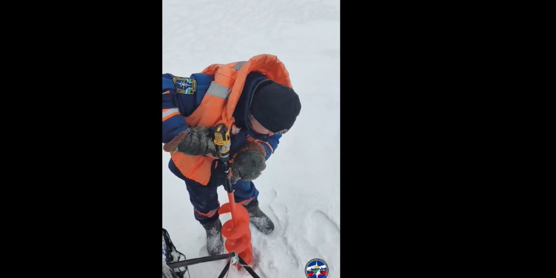 Поиски ребёнка продолжаются: спасатели обследовали километры реки подо льдом