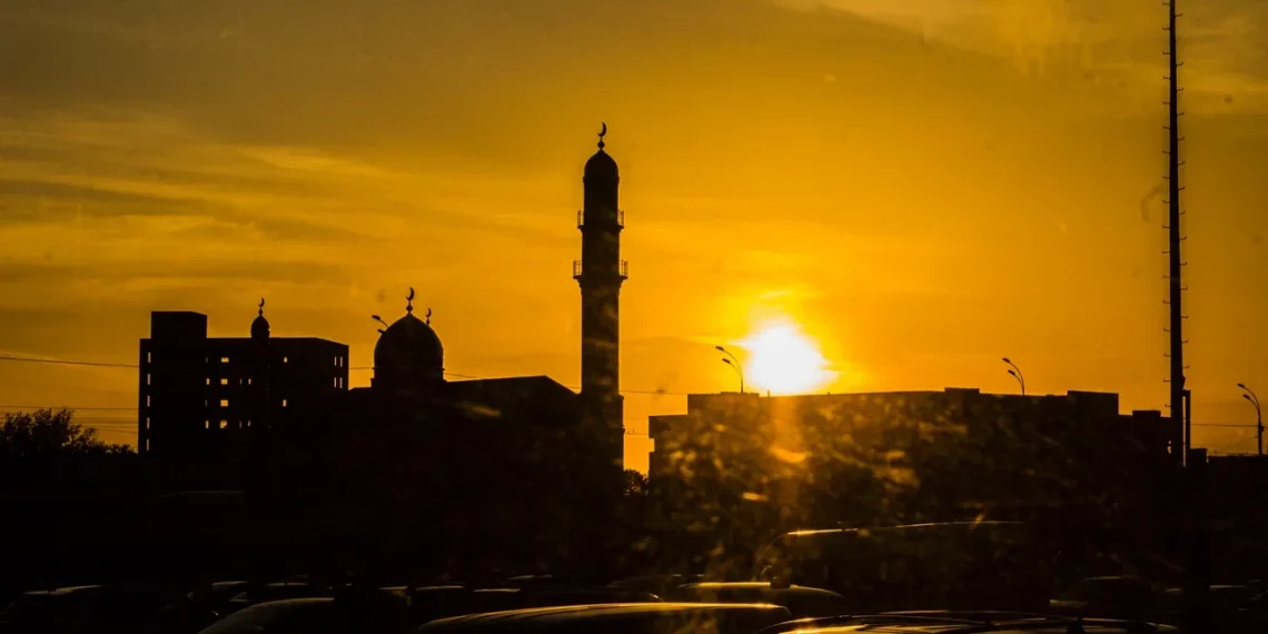 Мигранта выдворили из России за публичный намаз