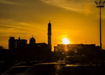 Мигранта выдворили из России за публичный намаз