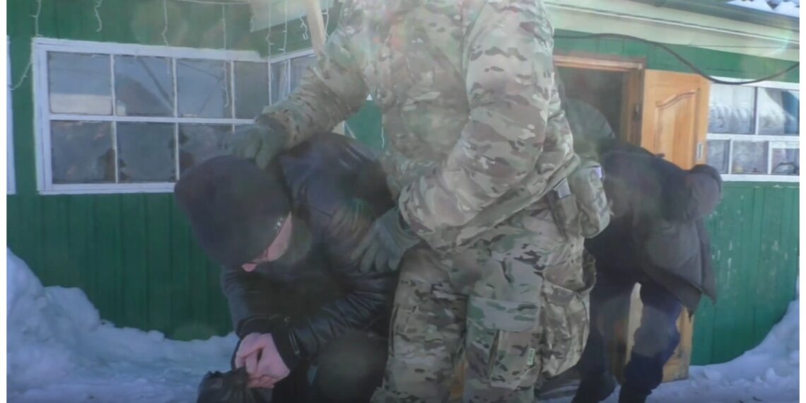 В Чулымском районе раскрыли нарколабораторию с видеоконтролем