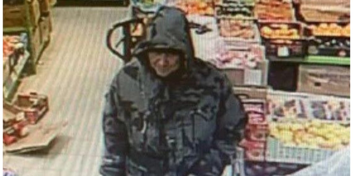 Полиция Новосибирска разыскивает мужчину, оплатившего покупки чужой банковской картой