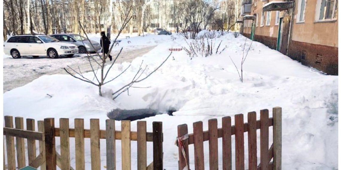 У жилого дома в Бердске обрушился крупный участок городского канализационного коллектора
