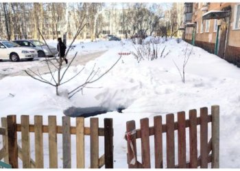 У жилого дома в Бердске обрушился крупный участок городского канализационного коллектора