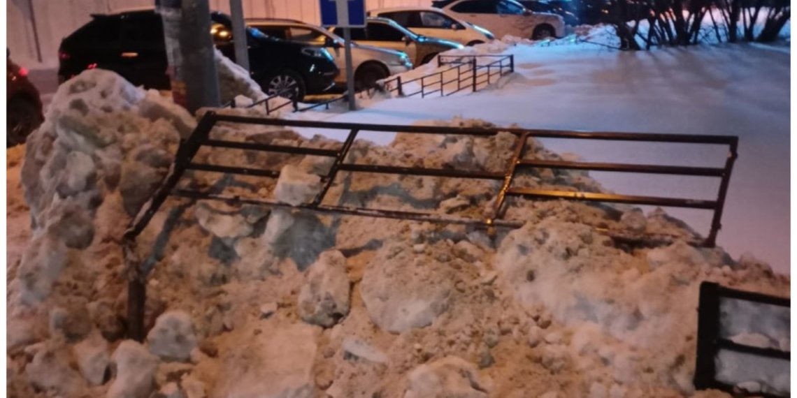 В Октябрьском районе очень плохо почистили снег, но местные жители не удивлены
