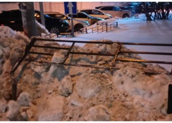 В Октябрьском районе очень плохо почистили снег, но местные жители не удивлены