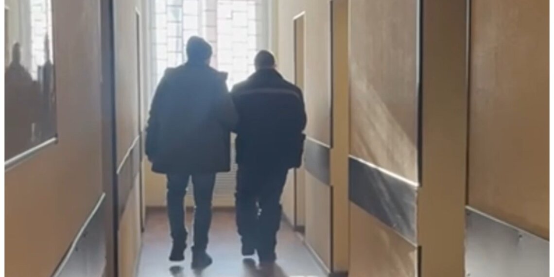 На 20-летнего жителя Красноярского края завели дело за пропаганду экстремизма среди сокамерников