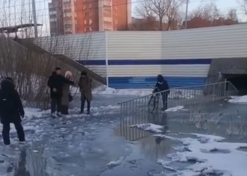 «Люди проваливаются и идут мокрые»: в пригороде Новосибирска затопило пешеходный переход