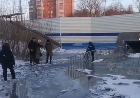 «Люди проваливаются и идут мокрые»: в пригороде Новосибирска затопило пешеходный переход