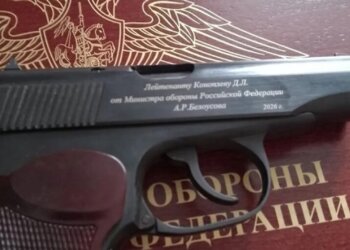 Житель Новосибирска получил Звезду Героя и именной пистолет