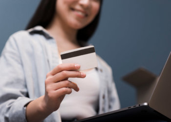 Школьница получила условный срок за хищение денег с карты родственницы в Новосибирске