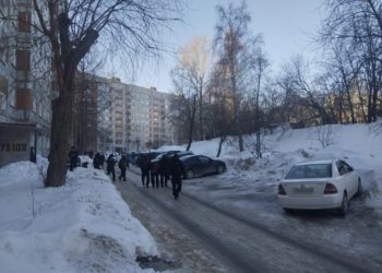 Новосибирец с ружьём забаррикадировался в квартире с другими людьми