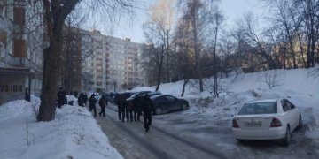 Новосибирец с ружьём забаррикадировался в квартире с другими людьми