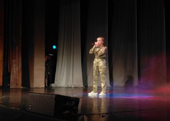 «Поют душой»: ветераны СВО поздравили новосибирцев на сцене концертного зала