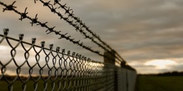 Бывший сотрудник ИК-3 осужден за получение взяток от заключенных в Новосибирске