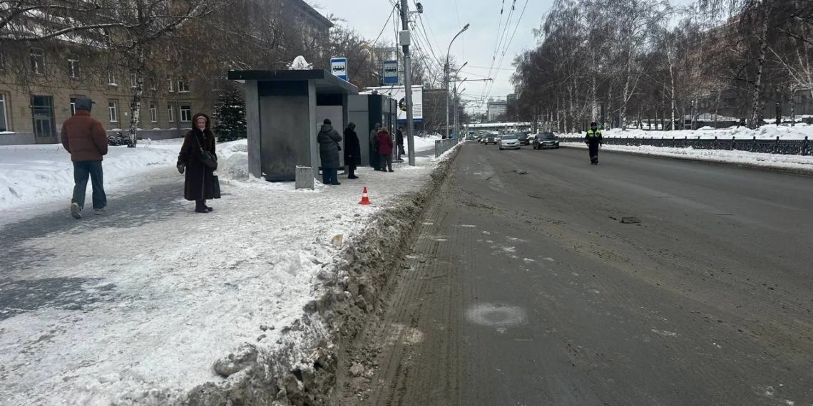 В Новосибирске ребёнок выпал из движущегося автобуса: водитель тронулся с открытой дверью