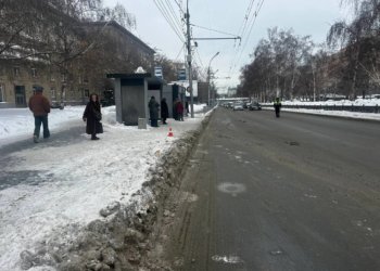 В Новосибирске ребёнок выпал из движущегося автобуса: водитель тронулся с открытой дверью