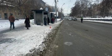 В Новосибирске ребёнок выпал из движущегося автобуса: водитель тронулся с открытой дверью