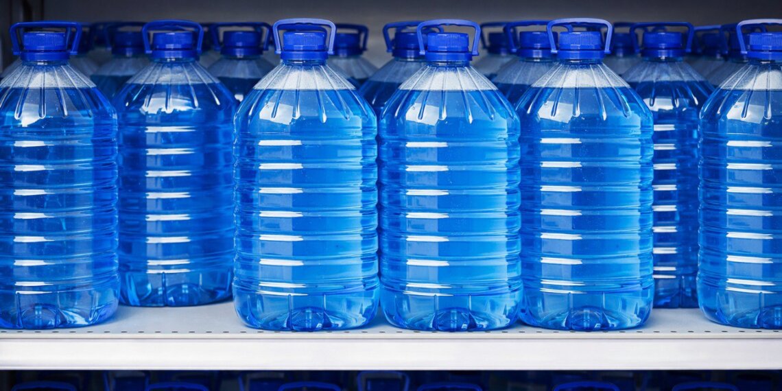 Опасная незамерзайка с метанолом обнаружена в Новосибирске: марки и производители