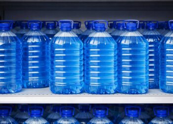 Опасная незамерзайка с метанолом обнаружена в Новосибирске: марки и производители