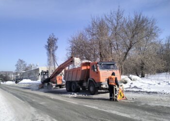 В Новосибирске за сутки вывезли 8 тысяч кубометров снега: работа в морозы продолжается