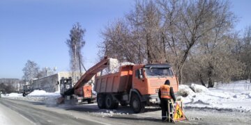 В Новосибирске за сутки вывезли 8 тысяч кубометров снега: работа в морозы продолжается